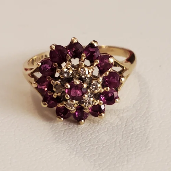 Beautiful 10k yg ruby/ diamond ring - Picture 2 of 7